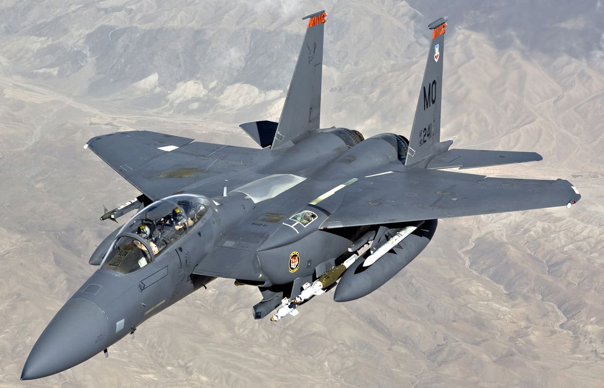 Um F-15E Strike Eagle em voo, armado (Global Defense)