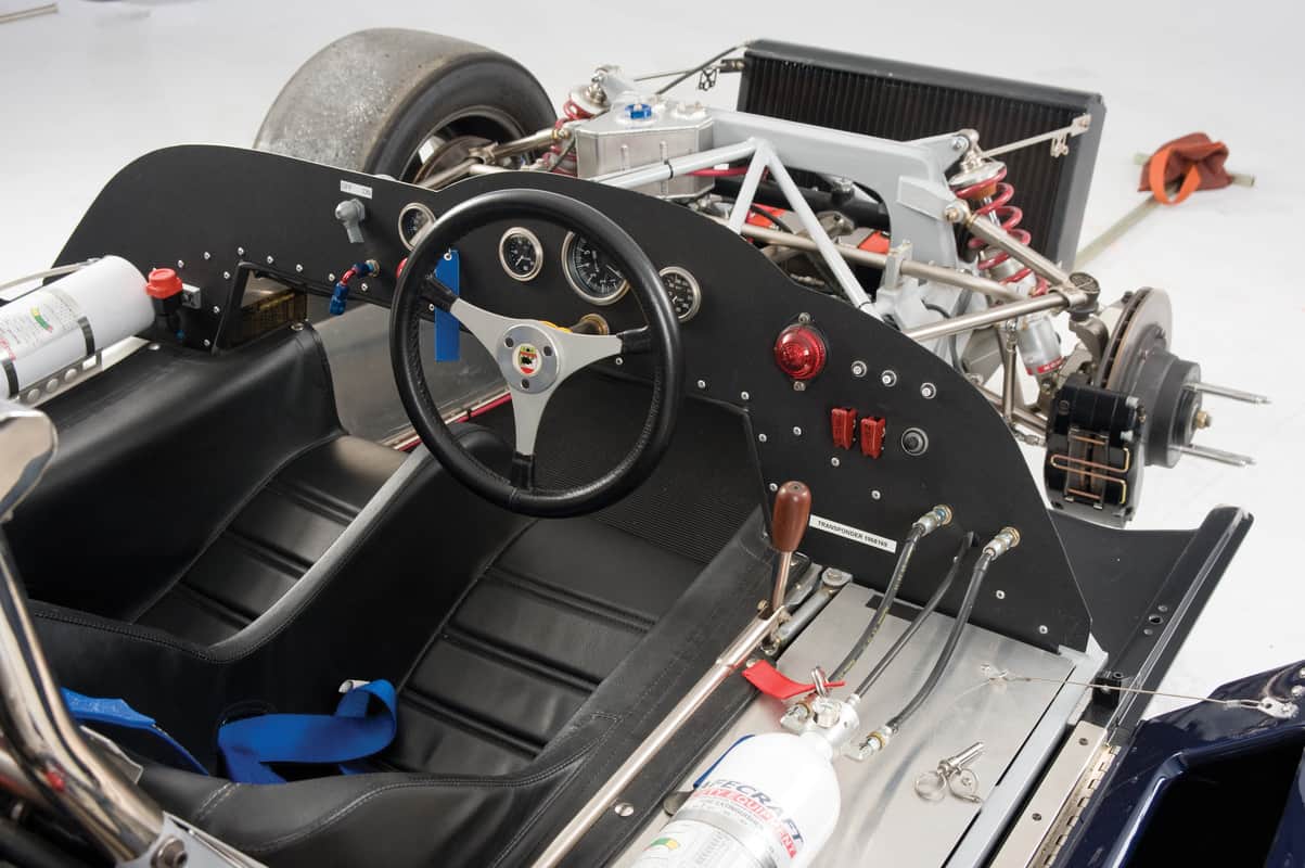 Cockpit do McLaren M1B de 1966 (car-revs-daily.com)