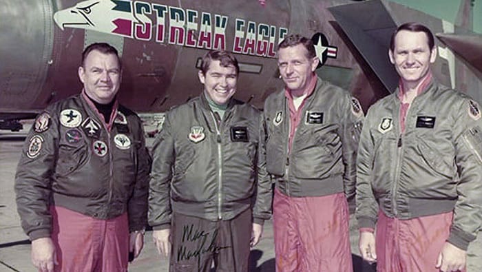 Esquerda para direita, Pete Garrison da McDonnell Douglas, e os majores da USAF, MacFarlane, Smith e Peterson