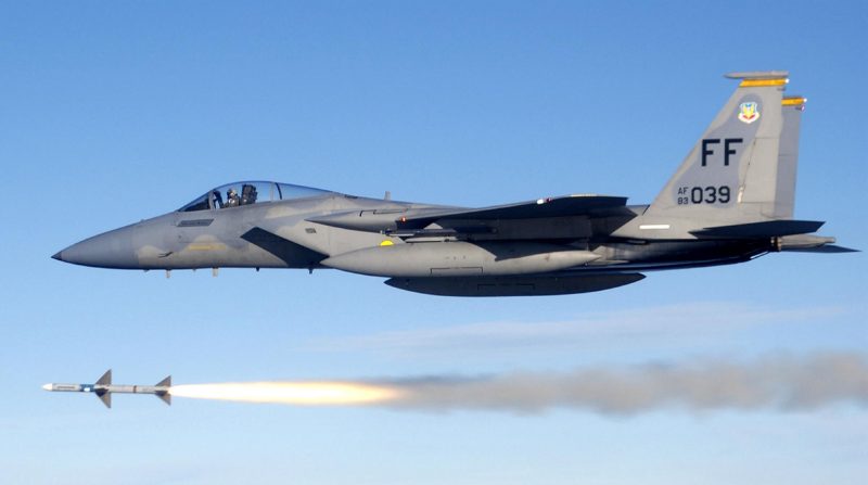 F-15C da primeira ala de caça (FF) dispara um Sparrow (Wikipedia)