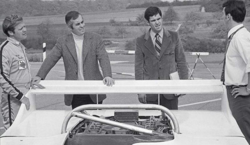Mark Donohue, Roger Penske, Cox e Flegn junto com o protótipo do 917/10