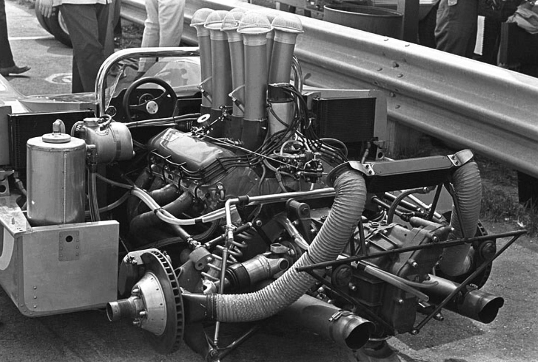 A instalação do enorme motor V-8 no M8A (primotipo.com)