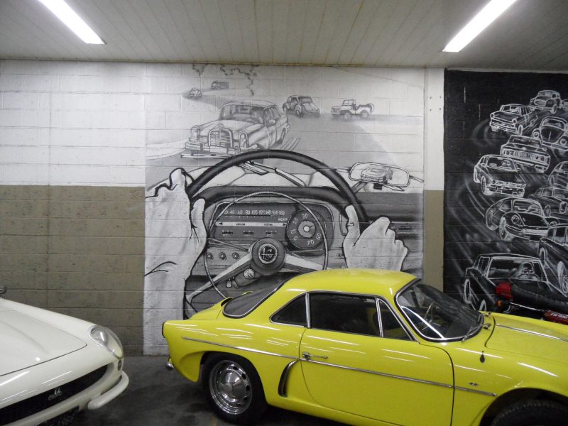 Neste grafite o detalhe é o painel do carro que está sendo dirigido: um FNM 2000 JK, versão brasileira do Alfa Romeo 2000 sedã, marca de predileção do Fábio (Foto: autor)