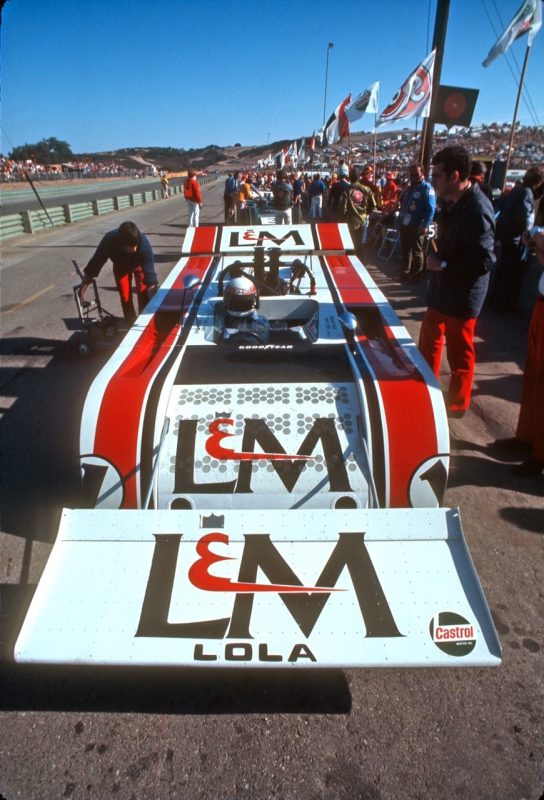 Jackie Stewart e o T260 com a enorme asa dianteira em Laguna Seca (primotipo)
