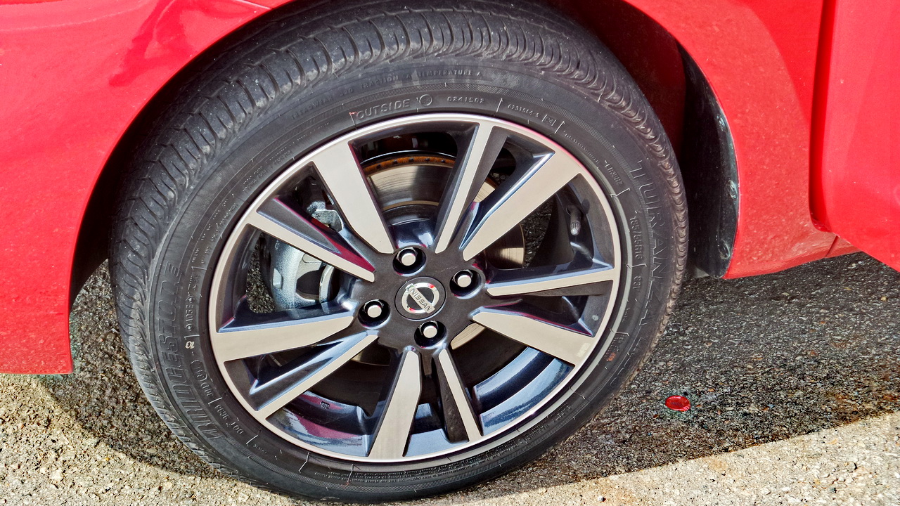 Roda de aro 16 polegadas de desenho bem aberto permite boa ventilação para os freios a disco na frente, que é visível na imagem