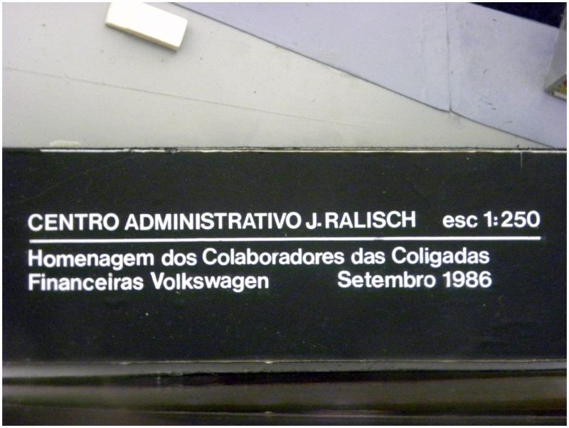 Placa de identificação da maquete, ainda com o nome do Sr. João Ralisch, grafado como J. Ralisch