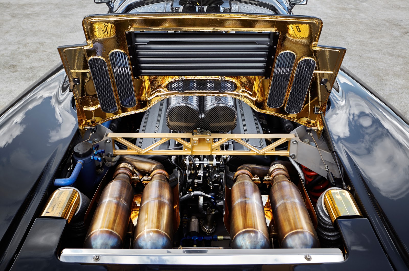 Detalhe do revestimento em ouro do cofre do motor