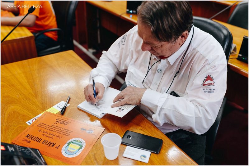 Autografando o livro do Luciano Augusto Gobatto Cleto, seu certificado de participação já estava autografado