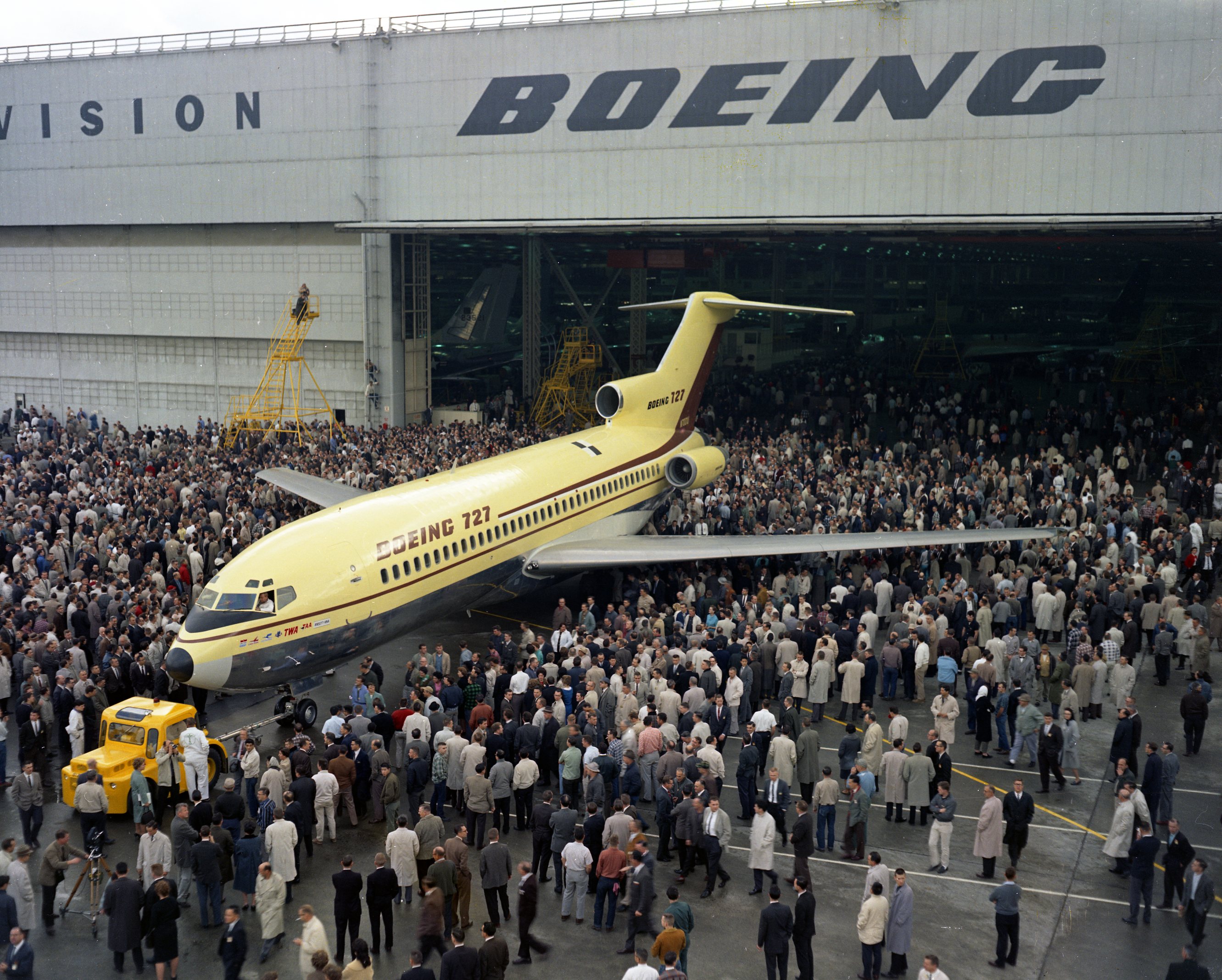 O roll-out do Boeing 727 em 1963. Essa aeronave ganhou a matrícula N7001U, as cores da United Airlines e voou muitos anos no transporte de passageiros, sendo posteriormente estocada. Anos depois ela foi restaurada e colocada em condições de voo, e encaminhada para o Museu do Voo em Seattle.