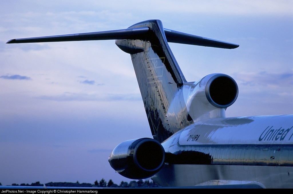 A seção traseira do 727 remotorizado com motores Rolls-Royce Tay. Observem o maior diâmetro do bocal das turbinas, inclusive do motor central (Christopher Hammarborg - jetphotos.com)