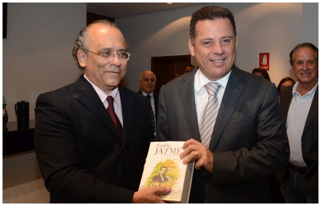 O governador de Goiás, Marconi Perillo, à direita, e a seu lado o autor do livro, Nilson Gomes Jaime