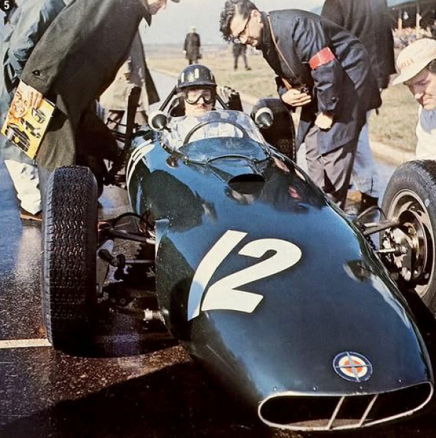Hill no GP britânico de 1962, Rudd à direita, ano em que seriam campeões