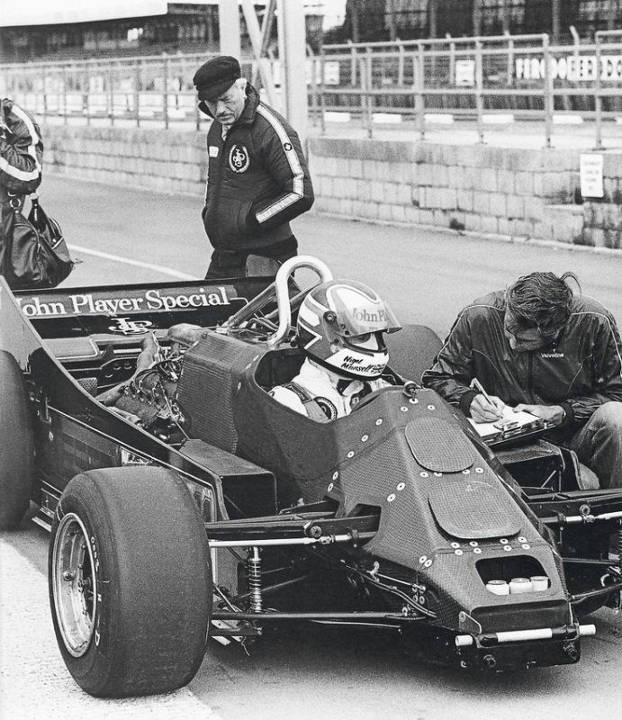 O Lotus 88 sem a primeira carroceria, vemos até a pequena suspensão do chassi secundário perto da roda (turnology.com)