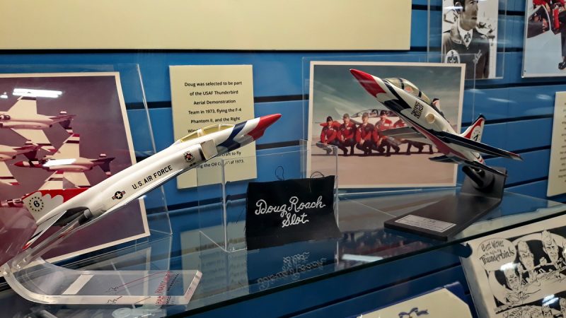 Há fotos, miniaturas e muitos outros itens sobre o piloto que nasceu na região e voou com os Thunderbirds