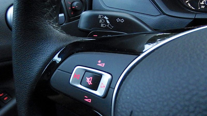 Controle do áudio no raio esquerdo do volante