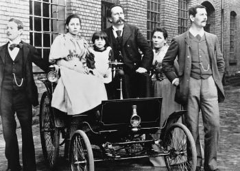 Carl Benz com sua família no lançamento do Velociped Motorizado (Foto: Arquivo Mercedes-Benz)