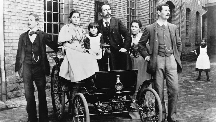Carl Benz com sua família no lançamento do Velociped Motorizado (Foto: Arquivo Mercedes-Benz)