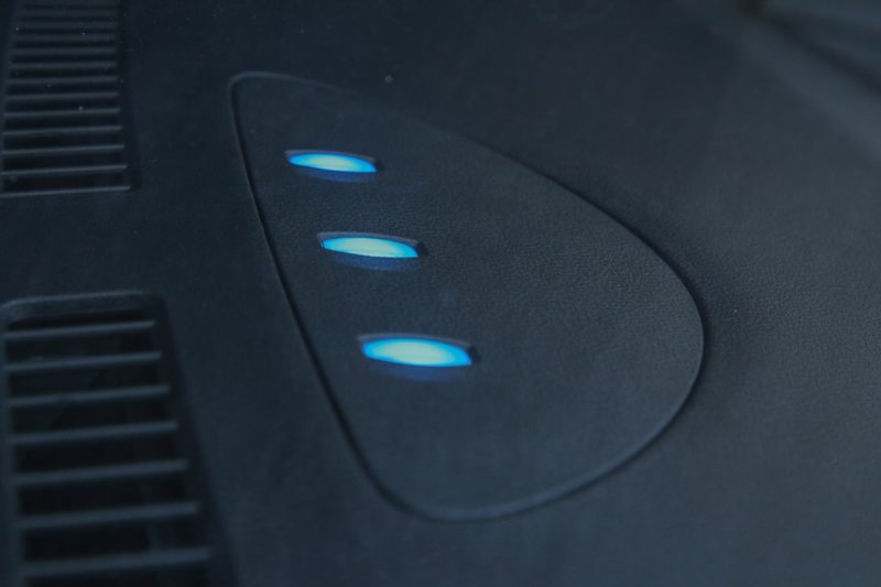 Indicador de carregamento da bateria localizado no centro do painel e visivel pelo para-brisa (Foto: Divulgação Nissan)