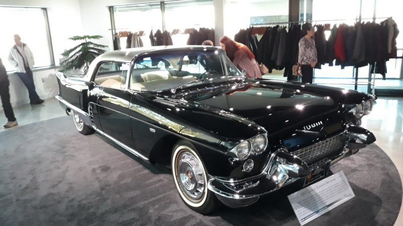 No saguão de entrada estava um Cadillac Eldorado Brougham 1957, um dos mais valiosos da marca