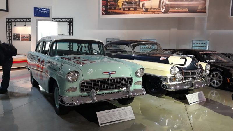 Réplicas de modelos de rua preparados para corridas, Chevrolet de Herb Thomas de 1955 da Nascar e Cadillac Series 62 de 1954 da Carrera Panamericana