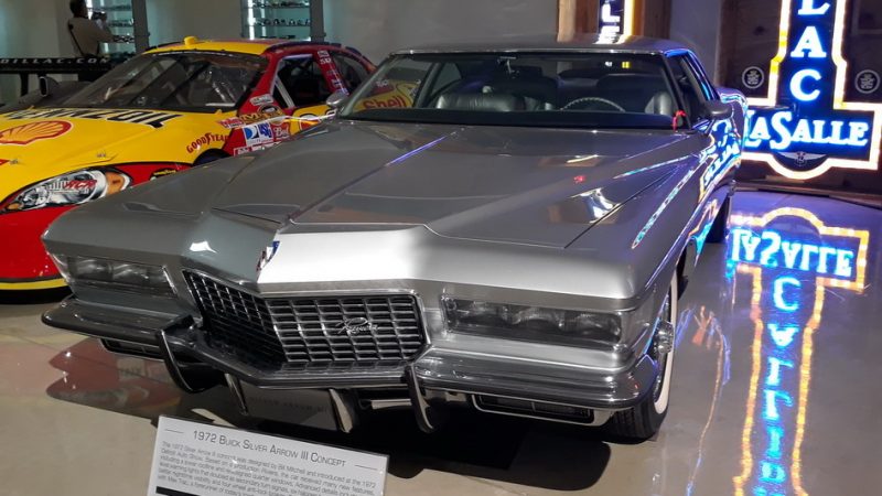 Buick conceito de 1972, Silver Arrow III, baseado em um Riviera. Também o interior é prata, em couro