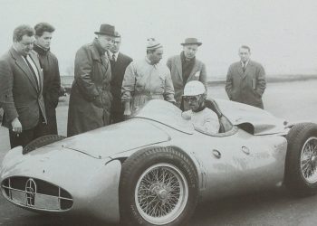 Maurice Trintignant ao volante do T25, Roland Bugatti,à esquerda e Pierre Marco (simanaitissays)