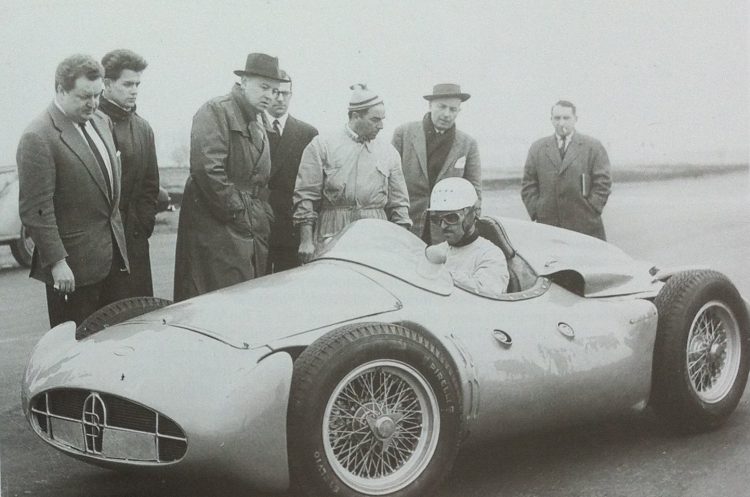 Maurice Trintignant ao volante do T25, Roland Bugatti,à esquerda e Pierre Marco (simanaitissays)