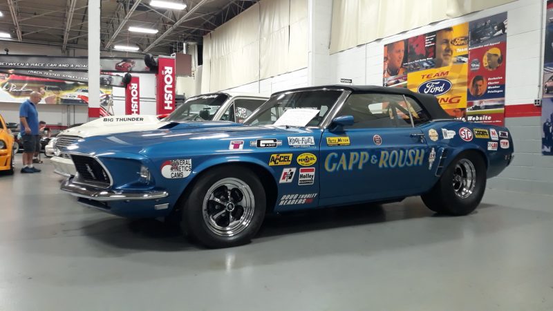 Versão conversível do Mustang 1969 era utilizado como propaganda ambulante dos equipamentos e do trabalho da equipe Gapp & Roush, a partir de 1971 quando o carro foi comprado e modificado