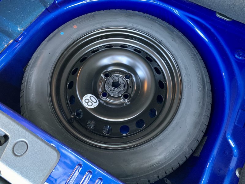 Estepe é temporário, pelas medidas dos pneus a folga é suficiente para os 5 mm a mais de cada lado das outras rodas 