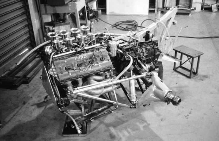 Um binômio vencedor, o motor Cosworth DFV 3-litros e o câmbio Hewland (Foto: Pinterest)