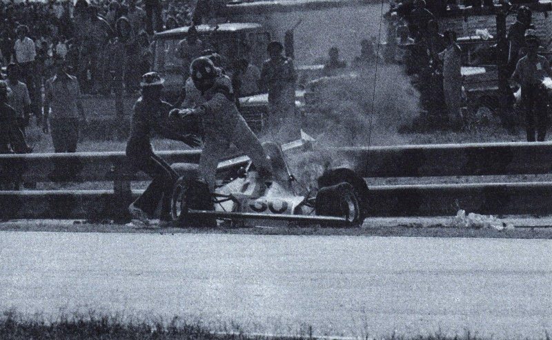 Wilsinho consegue sair antes do fogo (Foto: F1 History)