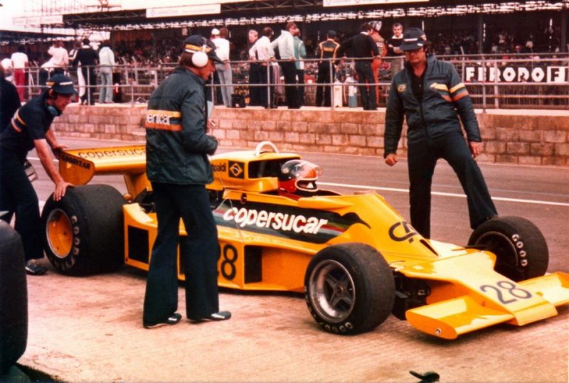 O F5 nos boxes, largas entradas de ar para o motor (Foto: FB-Copersucar Fittipaldi F1)