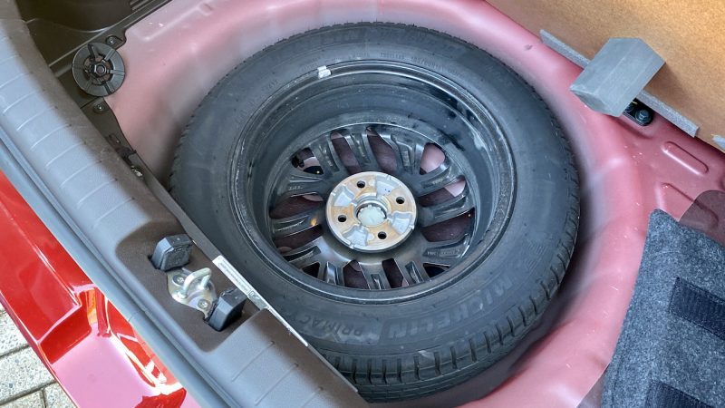 Roda com pneu furado tem onde ser guardada