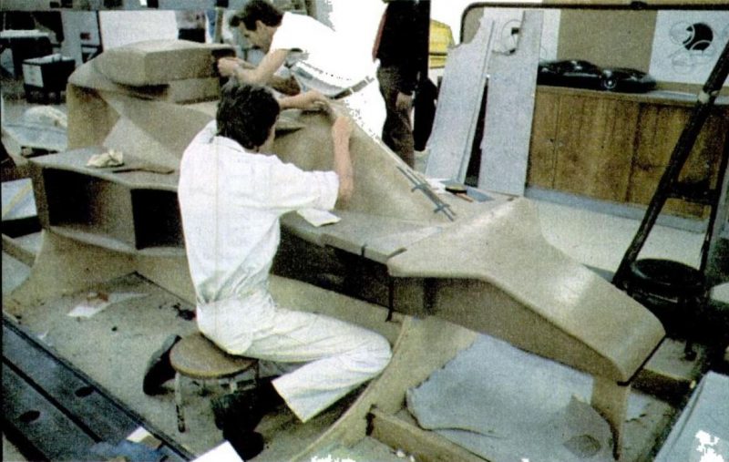 A carroceria do F5 sendo esculpida em clay na GM (Revista Placar)
