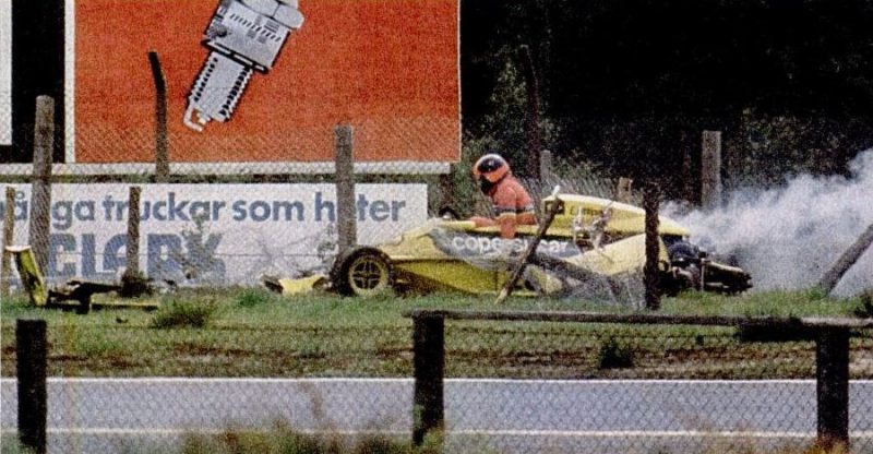 Emerson saindo do F5 acidentado no GP da Suécia (Foto: Revista Placar)