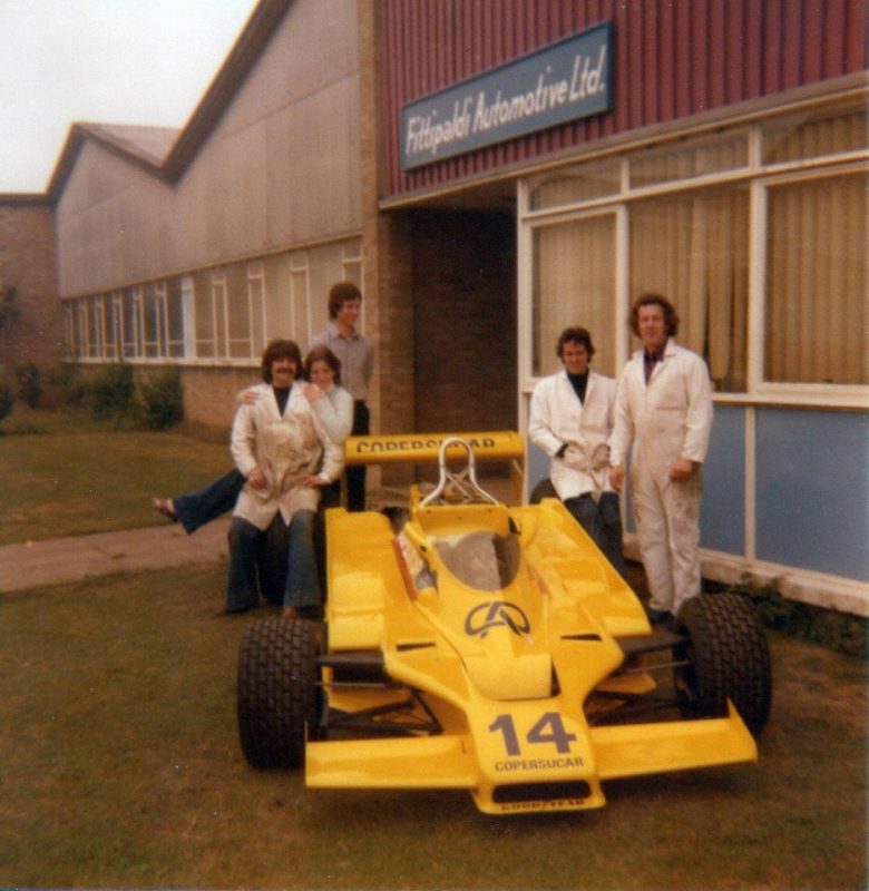 A equipe técnica posa junto do novo F5A (foto: FB- Copersucar Fittipaldi F1)