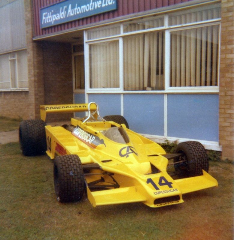 O novo F5A na frente do prédio da equipe na Inglaterra (foto: FB - Copersucar Fittipaldi F1)