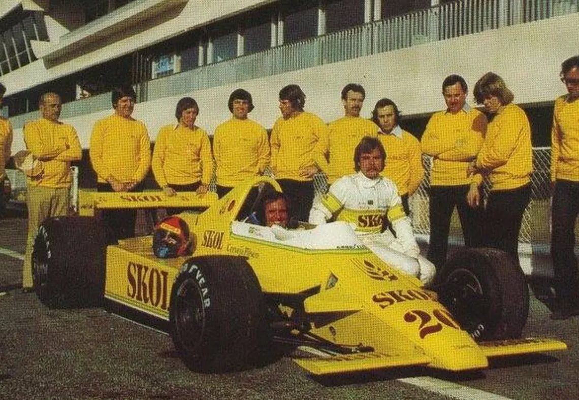 A equipe com o F7 e os dois pilotos (Foto: Pinterest)
