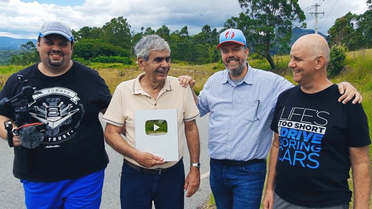 Da esq. para a dir.: Márcio Salvo, Bob Sharp, Paulo Keller e Gerson Borini, e o troféu do YouTube pelos 100 mil inscritos no nosso canal (Foto: Fernando Silva)