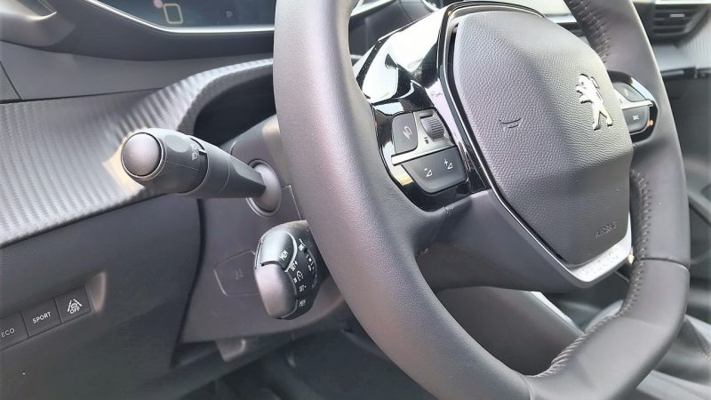 Comando do controlador/limitador de velocidade exige fica escondido atrás do raio esquerdo do volante