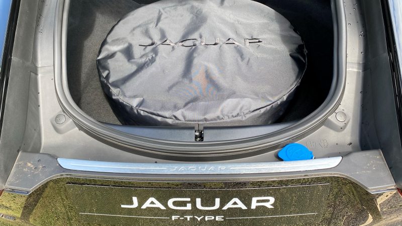 Porta-malas é pequeno, embora a Jaguar declare 509 litros de volume de carga  (Foto: autor)