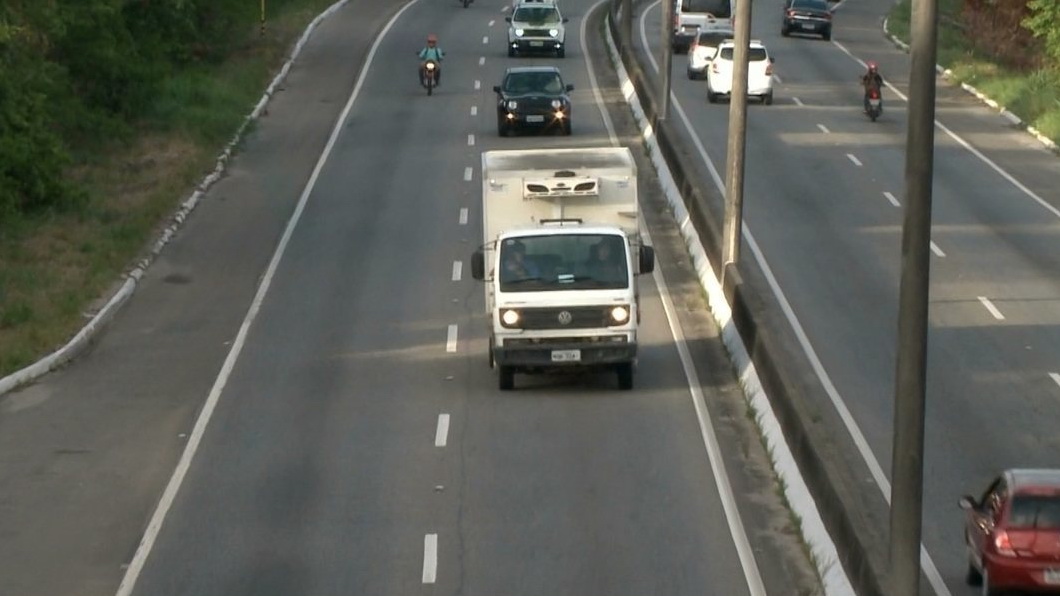 Criança Louca Andando De Moto Rápido Na Estrada Divertida Correndo