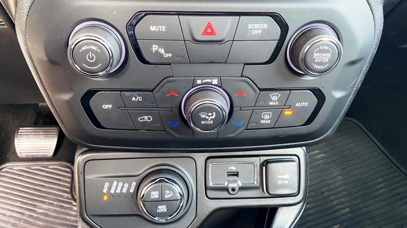 Painel de controle do rádio é integrado com controle automático de duas zonas do ar-condicionado