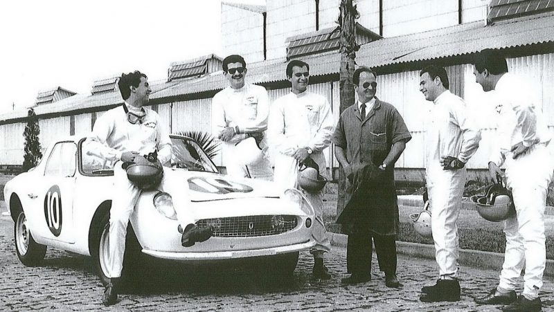 O GT Malzoni e os pilotos da Equipe Vemag, comandada por Jorge Lettry (Foto: Vemag)
