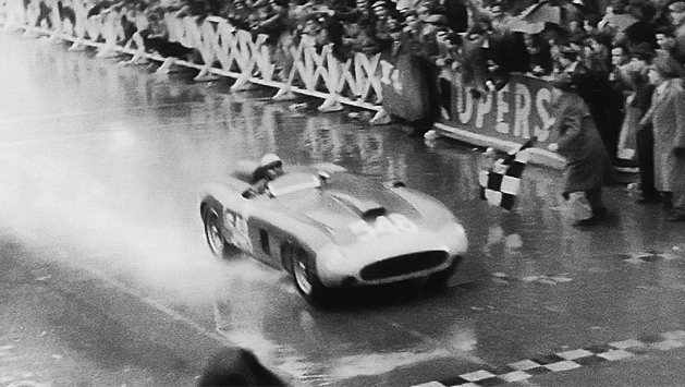 Eugemio Castelloti vencendo a Mille Miglia de 1956 (Foto: grand´trixreacomg.org)