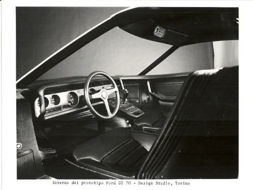 Interior simples mas funcional, volante do lado esquerdo (Foto: Ford)