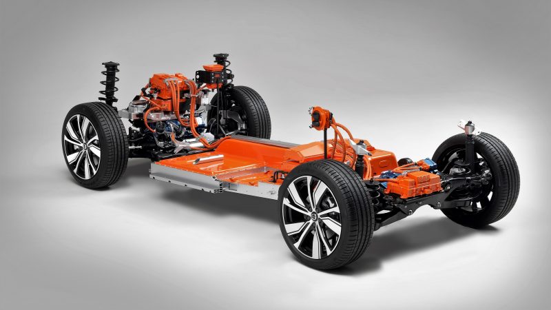 Visão geral da arquitetura elétrica do veículo; os cabos e componentes laranja indicam acorrente elétrica de alta tensão (Foto: divulgação Volvo)