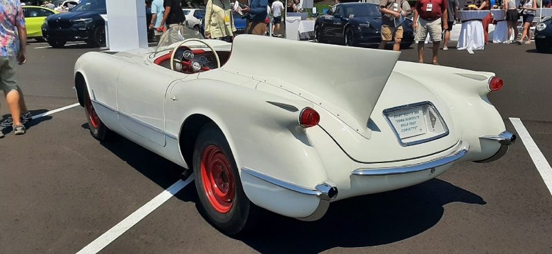 Da coleção do preparador Lingenfelter veio esse Corvette que foi pilotado em testes pelo primeiro engenheiro-chefe, Zora Arkus-Duntov. O carro é uma mula, jargão de engenharia para um carro de produção onde se montam novos itens para desenvolvimento. Identificado como EX-87 (de experimental), é o primeiro Corvette com motor V-8, idéia do próprio Zora, que tinha certeza que a GM não poderia manter vivo seu esportivo com o pacato motor de 6 cilindros em linha. Em 1955 chegou a 262 km/h. História que se move!