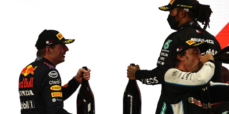 Verstappen (E) e Hamilton celebram no Catar, onde Alonso foi terceiro (Foto: Red Bull)