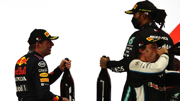 Verstappen (E) e Hamilton celebram no Catar, onde Alonso foi terceiro (Foto: Red Bull)